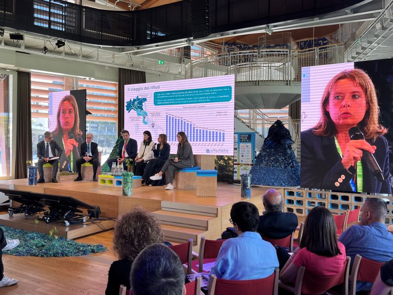 UTILITALIA's tweet photo. 𝗣𝗥𝗘𝗦𝗘𝗡𝗧𝗔𝗭𝗜𝗢𝗡𝗘 𝗚𝗥𝗘𝗘𝗡 𝗕𝗢𝗢𝗞 𝟮𝟬𝟮𝟰 ♻ 
Laura D Aprile in merito al ruolo del hashtag#PNRR nel settore dei #rifiuti: “Le linee di intervento del PNRR sono il frutto di una pianificazione attenta, basata sui dati di ISPRA e condivisa con tutti i principali attori pubblici e privati, a partire dai gap strutturali. Gli impianti che verranno realizzati entro il 30 giugno del 2026 consentiranno di aumentare la quantità e migliorare la qualità delle frazioni raccolte in modo differenziato, di aumentare la capacità di trattamento finalizzata al recupero di materia laddove gli impianti non ci sono (Centro-Sud) scongiurando il cosiddetto “turismo dei rifiuti” nazionale ed internazionale, e portando benefici ambientali, sociali ed economici alle popolazioni locali. Aumentando l’offerta impiantistica e colmando i divari territoriali si favoriscono anche i profili concorrenziali con evidenti vantaggi sulla qualità dei servizi pubblici offerti”.
#Utilitatis #Utilitalia #GreenBook2024 #Giornatamondialedellambiente2024