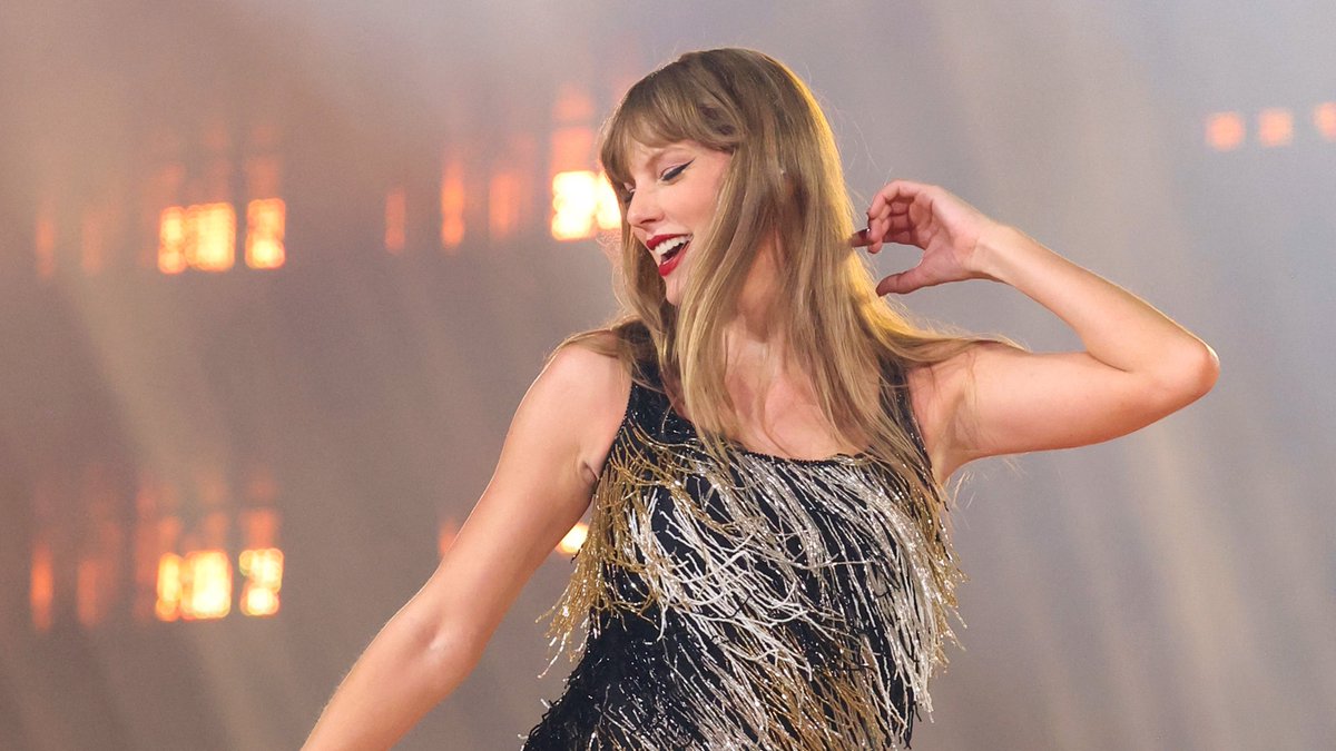 tsloverlocks's tweet photo. Free Taylor desktop wallpaper 

#TSErasTour 

Please rt and like if you save -ash https://t.co/YNTY9tfqjl
