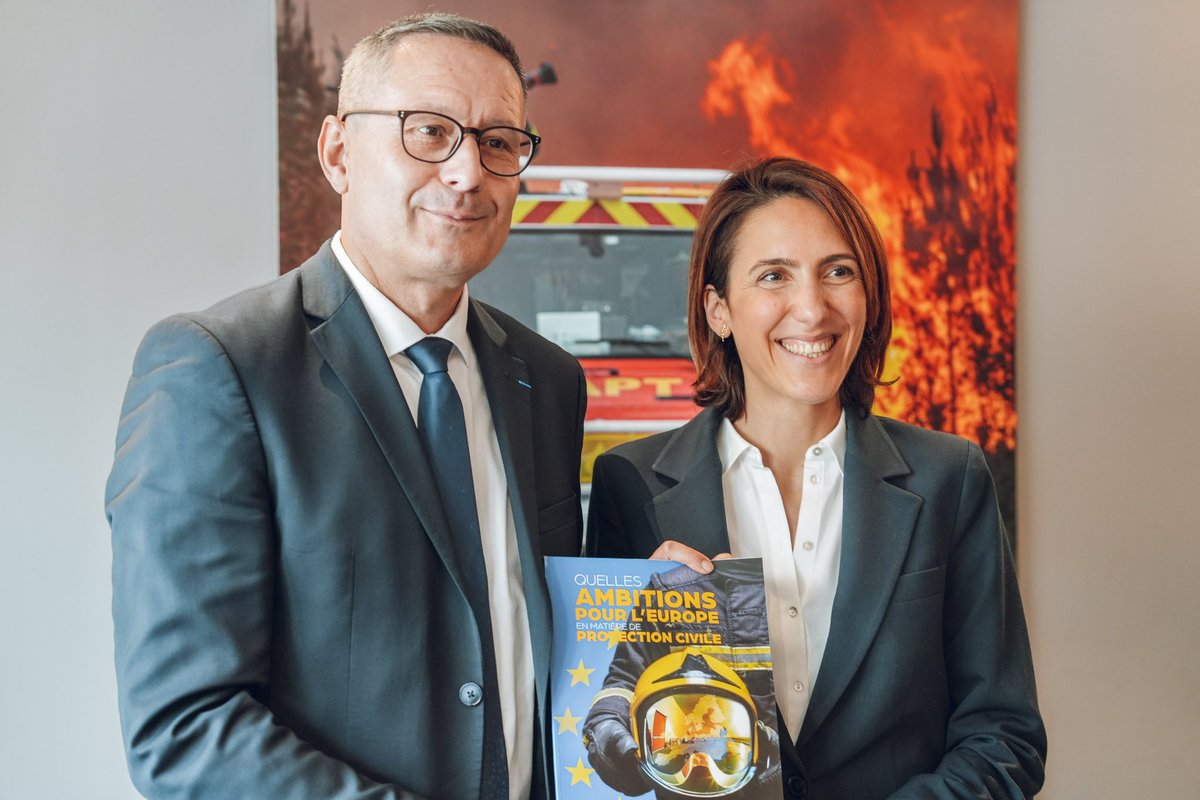 ValerieHayer's tweet photo. Nos pompiers sont un modèle de courage. Pour eux, pour nous, l’Europe doit être à la hauteur avec l’appui clair à l’engagement citoyen et le doublement de la Force 🇪🇺 de protection civile.

Avec @GregoryAllione et notre liste, nous nous y engageons. Merci aux @PompiersFR ! https://t.co/j3Lp75bqi6