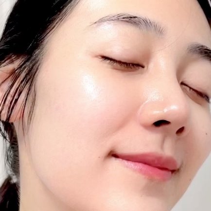 luknamyani's tweet photo. โดสส้มแดงจุฬาเฮิร์บ สูตรใหม่ทำเรื่อง!! ผิวใสไวมาก เพราะเค้าเพิ่มวิตซีถึง 3 ชนิด เนื้อเซรั่มน้องทาง่าย ไม่เหนียวแต่เข้มข้นมาก ใครเป็นสิว มีรอยสิว แนะนำเลย บูสผิวด่วนๆ ตัวนี้ใช้ได้ทั้งหน้าและตัวเลยนะ ซองเดียว จบ!! #อัพเกรดผิวใส #โดสส้มแดงจุฬาเฮิร์บ #ใช้ดีบอกต่อ https://t.co/Kkpfw439mI