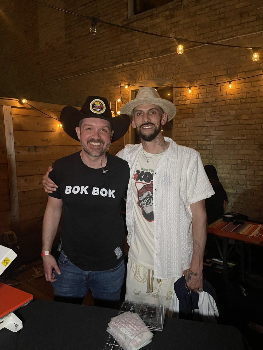 AspiringNobody's tweet photo. What a night ๐๐
@jonray @0xNFTreasure
Had to rep The $KONG ๐ฆ
#AVAX #Coqsensus #LongTheKong #BokBok https://t.co/kXJ1f5jiLF