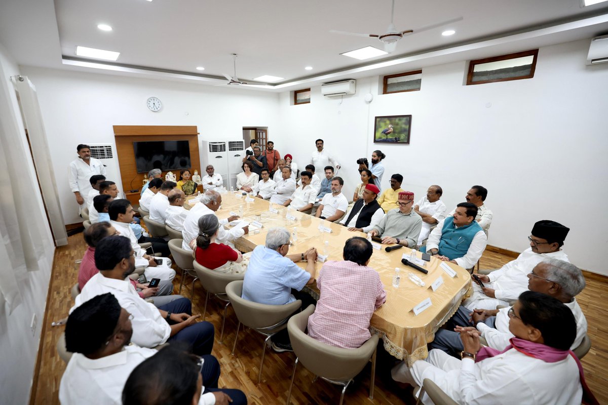 SatyajayT's tweet photo. INDIA Coalition Strategy Meeting: Lok Sabha Results & Future Plans Discussed
#Congress #Coalition #LeadersMeeting #LokSabhaElections #StrategyDiscussion #PoliticalStrategy #OppositionUnity #ElectionResults #FuturePlans https://t.co/7S3rXqnqjZ