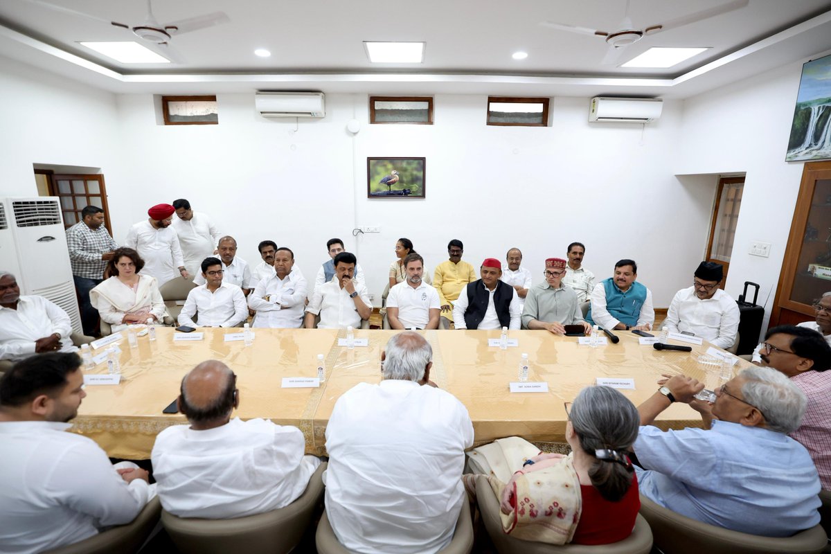 SatyajayT's tweet photo. INDIA Coalition Strategy Meeting: Lok Sabha Results & Future Plans Discussed
#Congress #Coalition #LeadersMeeting #LokSabhaElections #StrategyDiscussion #PoliticalStrategy #OppositionUnity #ElectionResults #FuturePlans https://t.co/7S3rXqnqjZ