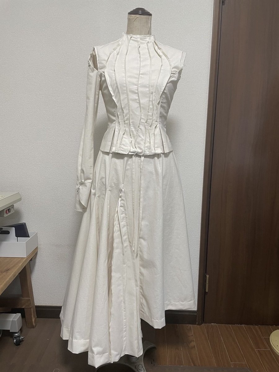 remitakenouchi's tweet photo. Costume for @sakurazaka46 “自業自得“
池田監督のシンプルで儚いワンピースというオーダーの元に4種類の白い生地を使い作りました。写真はトワル。そして振り付けを見て爪を作りたくなり、どうしても！と願いして作らさせて頂きました！　#自業自得　#櫻坂46 https://t.co/K29RYlbRlq