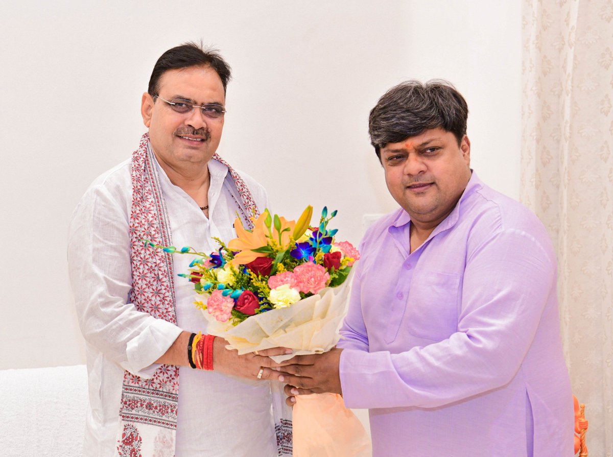 zeerajasthan_'s tweet photo. #Baran झालावाड़ के नवनिर्वाचित सांसद दुष्यंत सिंह की सीएम भजनलाल शर्मा से मुलाकात

चुनाव जीतने के बाद पहली मुलाकात, सीएम आवास पर हुई दोनों नेताओं की शिष्टाचार मुलाकात

 @BhajanlalBjp  @DushyantDholpur @BJP4Rajasthan https://t.co/LNhPHJyOZQ
