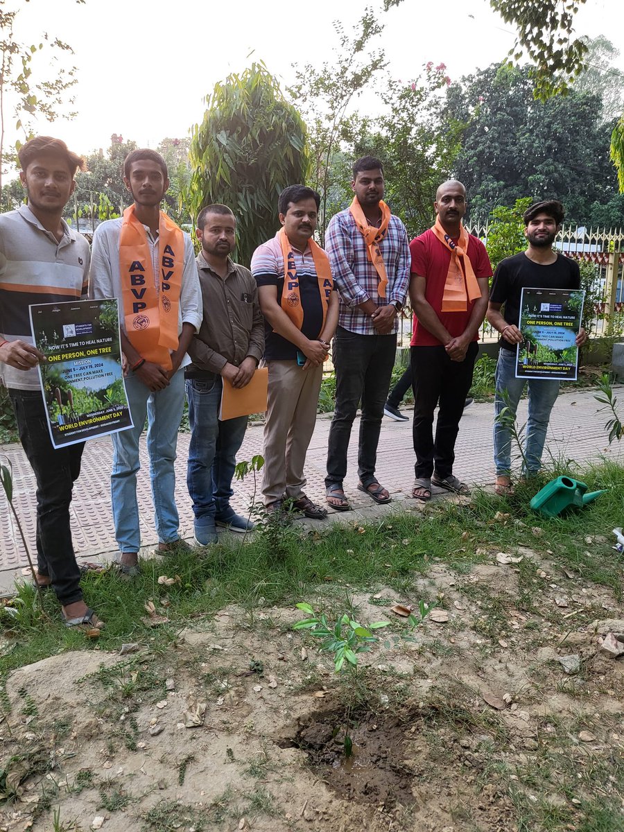 GorakshABVP's tweet photo. आज अभाविप गोरखपुर महानगर के कार्यकर्ताओं द्वारा  पंत पार्क में विश्व पर्यावरण दिवस के अवसर पर पौधारोपण किया गया |

जिसमें मुख्य रूप से  महानगर अध्यक्ष डॉ विवेक शाही जी ,प्रान्त एग्री विज़न संयोजक अभिषेक जी व महानगर मंत्री शुभम गोविंद राव जी उपस्थित रहे |

#SFDIndia 
#WORLDENVIRONMENTDAY
#ABVPGorakhpurMahanagar