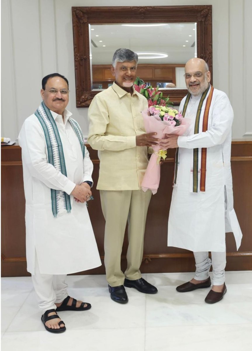 JaiTDP's tweet photo. ఢిల్లీలో జరిగిన ఎన్డీఏ పక్షాల భేటీలో పాల్గొన్న టిడిపి అధినేత చంద్రబాబు గారు, జనసేన అధినేత పవన్ కళ్యాణ్ గారు.
#NaraChandrababuNaidu https://t.co/nu8kalFFWo