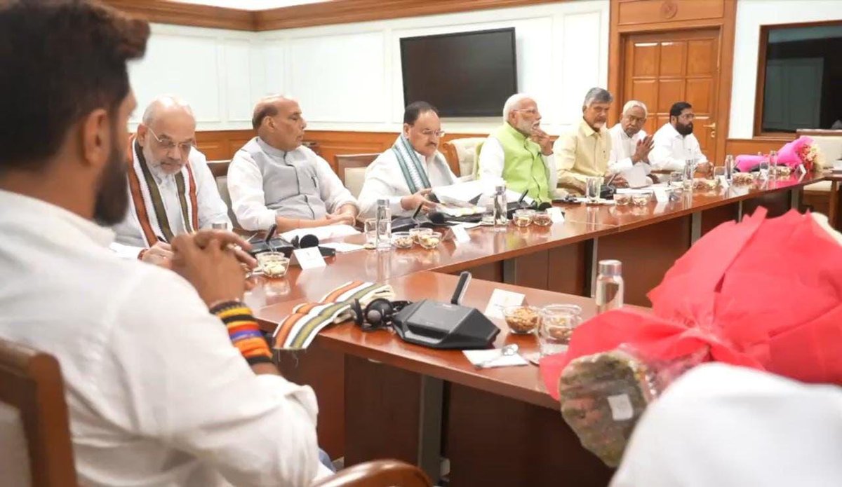 JaiTDP's tweet photo. ఢిల్లీలో జరిగిన ఎన్డీఏ పక్షాల భేటీలో పాల్గొన్న టిడిపి అధినేత చంద్రబాబు గారు, జనసేన అధినేత పవన్ కళ్యాణ్ గారు.
#NaraChandrababuNaidu https://t.co/nu8kalFFWo