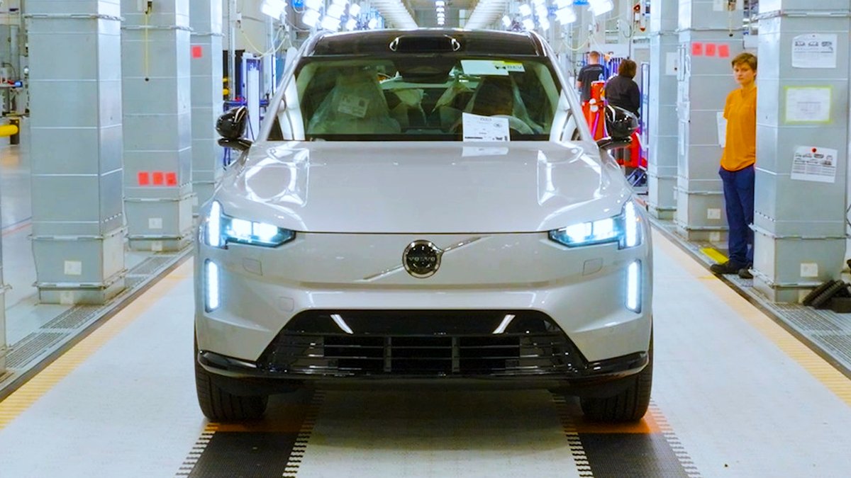 4Drivetime's tweet image. NEW Volvo EX90 SUV – PRODUCTION Plant in The USA
Watch video here 👉 youtu.be/e-ZhbzHCB1E
Explore the state-of-the-art Volvo EX90 SUV production plant right here in the USA!
VolvoEX90 #SUVproduction #VolvoUSA