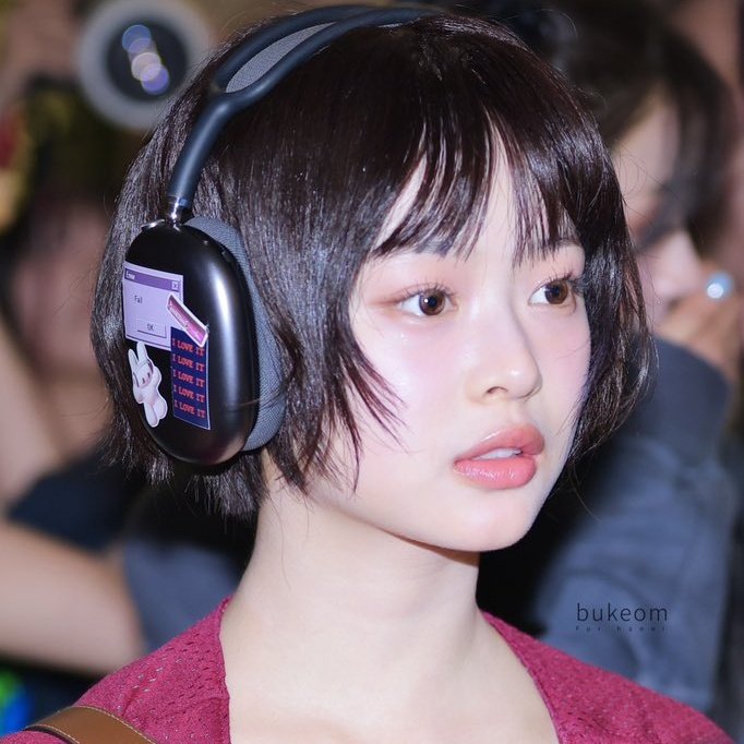 hannidaily's tweet photo. 🎧                                      👓 https://t.co/HBzSpYsP5a