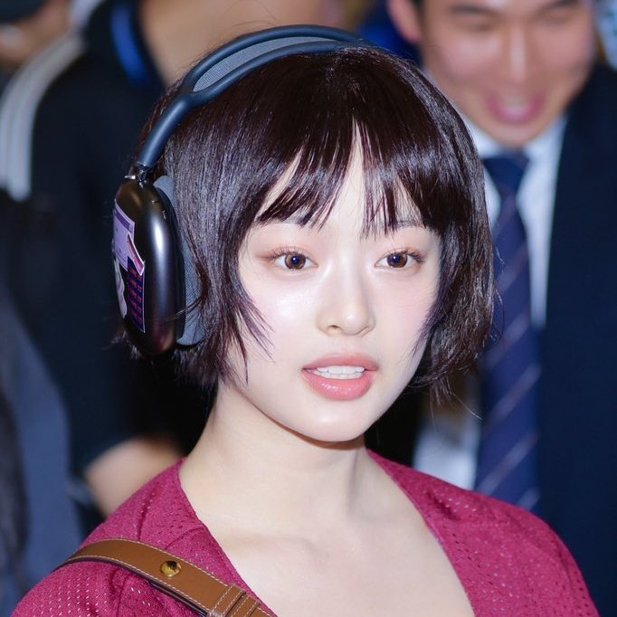 hannidaily's tweet photo. 🎧                                      👓 https://t.co/HBzSpYsP5a