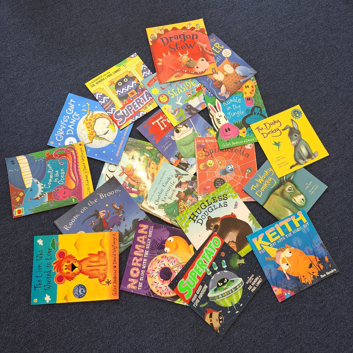 StAndrewsOLAAS's tweet photo. What a book donation this is! 
Thank you 😍
#JuliaDonaldson #SueHendra #GilesAndreae #Welovebooks https://t.co/hIxEFytxAt