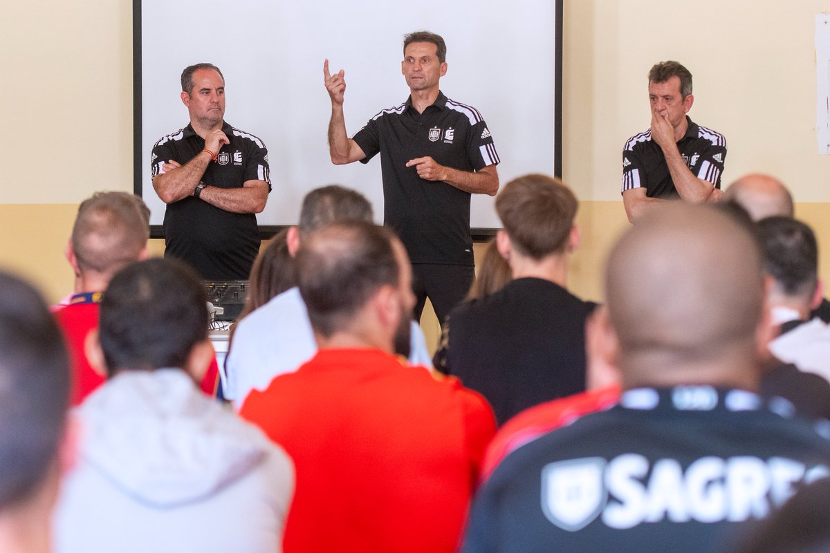 rfef's tweet photo. 🗣️⚽ La @rfef y @leyendasespana llevan el fútbol al Centro Penitenciario de Badajoz (@IIPPGob).

🔗 https://t.co/71UzLPSlkS https://t.co/84AXzzkIwt