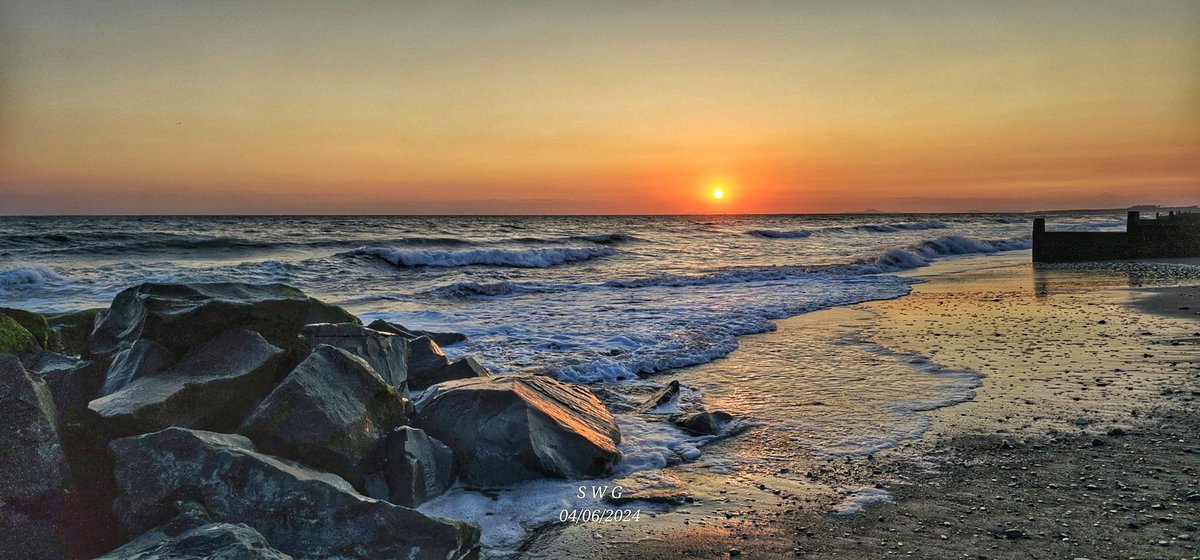 peteboggins's tweet photo. A beautiful sunset over Cardigan bay.  @Ruth_ITV @DerekTheWeather @BBCWales https://t.co/BuYXb6rfBB