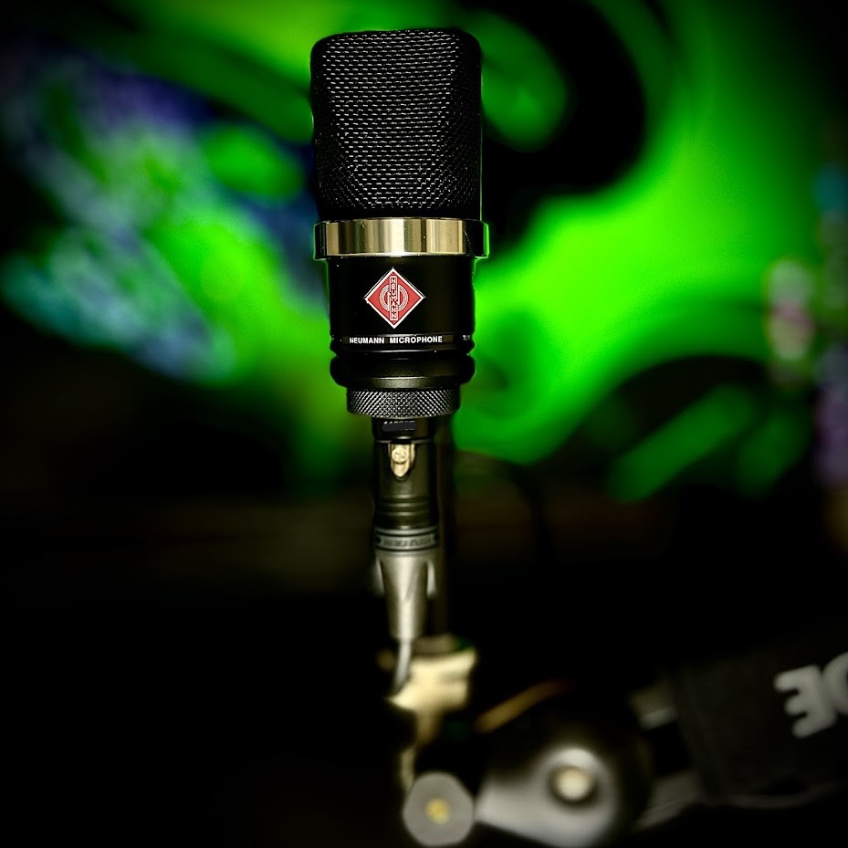 shigezo_Eito's tweet photo. マイクヲタ憧れのマイクがNEUMANN
U87が有名な高級マイクメーカー
RODE NT2-Aと比較すると音が前にでてきて
声が聞き取りやすい感じ、しかもとてもコンパクト
最廉価モデルなのにこの音なのが凄い!!
後はショックマウントをどうするかだなぁ。
NEUMANN / TLM 102(BK)
#NEUMANN
#TLM102 https://t.co/gxALaXD2fb