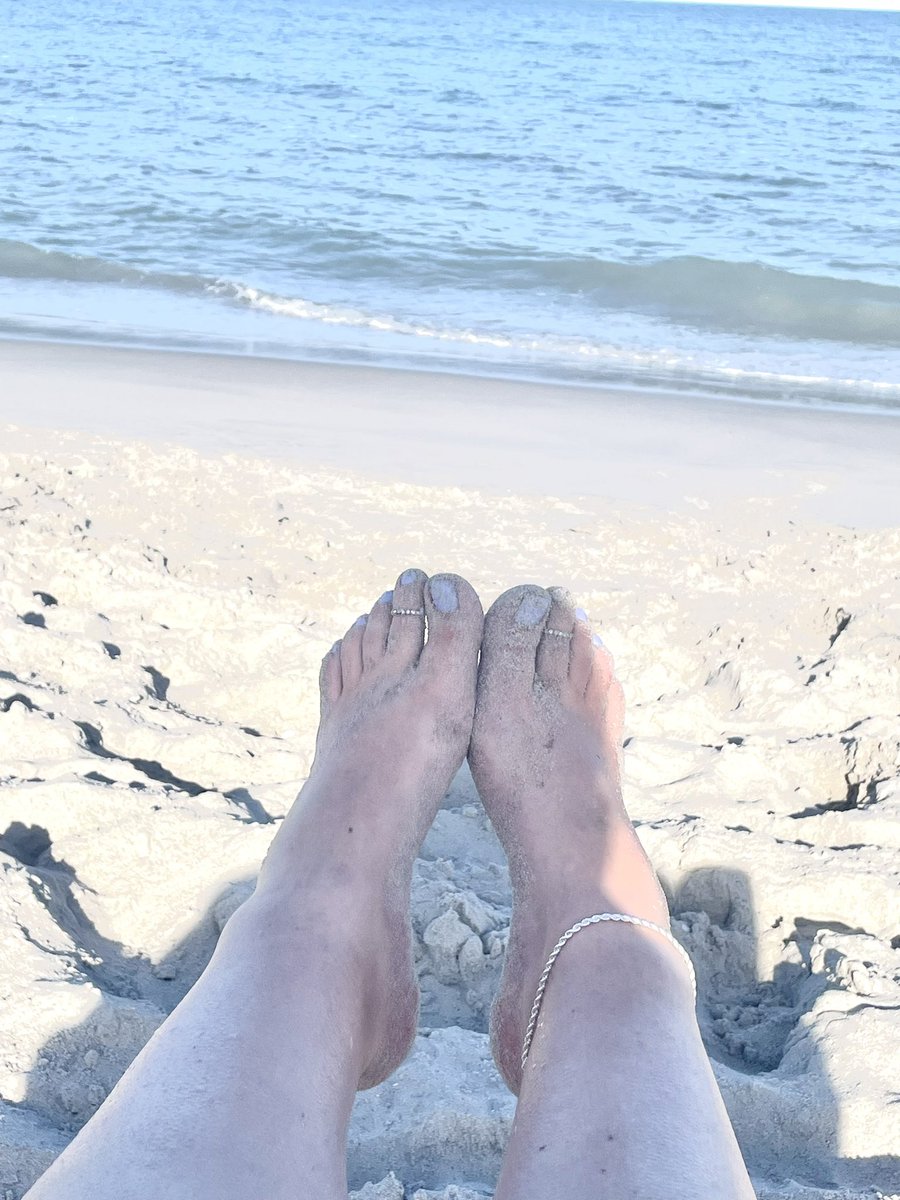 Wednesday Feet by the Beach! #Feet #sandytoes #phillyfeet #footfetısh #toerings #beachfeet #purpletoes 💜 DMs are open for personal content 😋