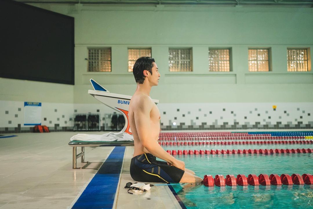 저 이 사진 볼 때마다 그의 바른 자세에 놀라는..
재활이랑 도수치료 갈 때마다 저게 바른 자세의 정석이라고 교정 받고 있는 자세거든요ㅋㅋㅋㅋ

군대에서 자세교정하고 있었다는 변떤남성 목격담이 떠오르네요..