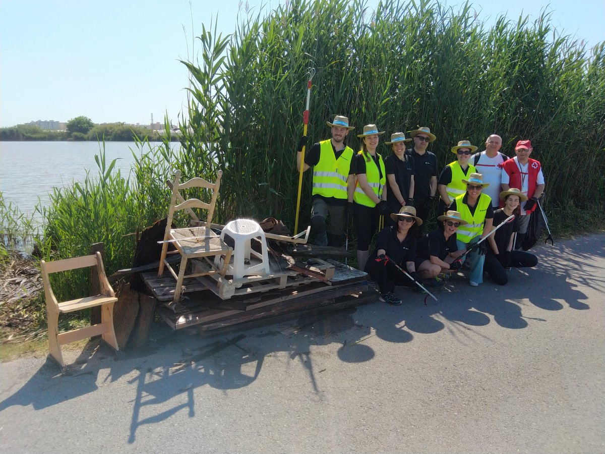 AlbuferaBio's tweet photo. Celebramos el #DíaDelMedioAmbiente recogiendo basura a orillas del Estany de la Plana (Parc Natural de l'Albufera) y reflexionando: la solución no es limpiar, es no ensuciar.
Gracias a voluntarios de @CruzRojaVLC, @pavaguambiental @Acuamed @AjuntamentSueca 
#TancatDeLIlla https://t.co/s829gWjwYu