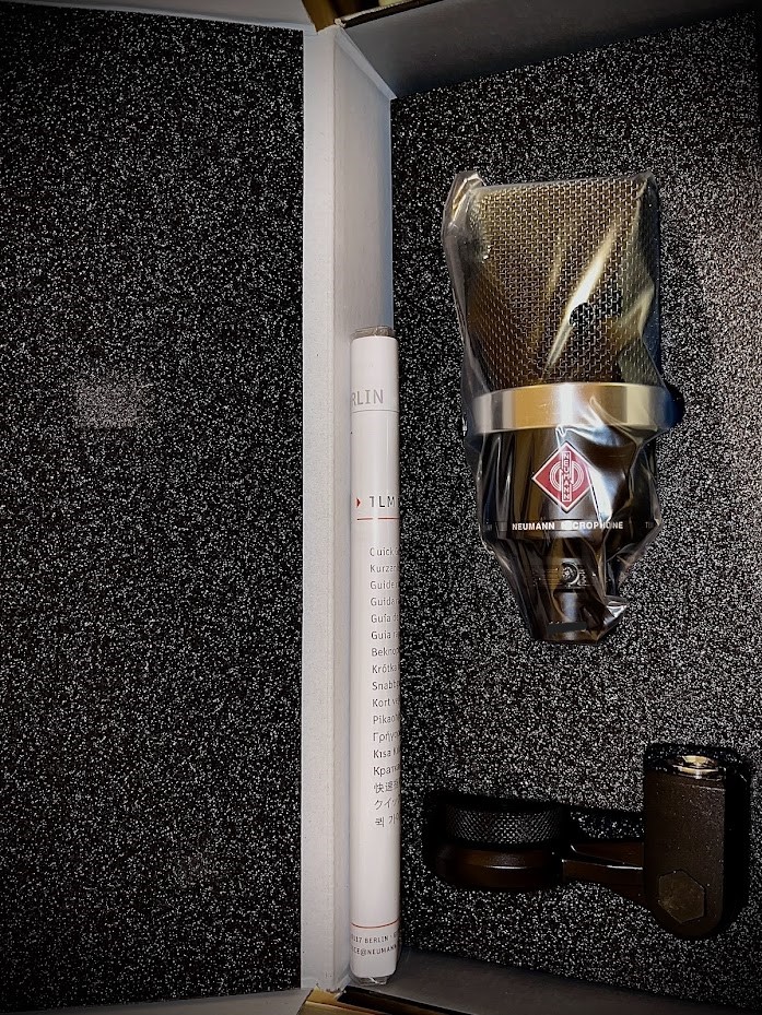 shigezo_Eito's tweet photo. マイクヲタ憧れのマイクがNEUMANN
U87が有名な高級マイクメーカー
RODE NT2-Aと比較すると音が前にでてきて
声が聞き取りやすい感じ、しかもとてもコンパクト
最廉価モデルなのにこの音なのが凄い!!
後はショックマウントをどうするかだなぁ。
NEUMANN / TLM 102(BK)
#NEUMANN
#TLM102 https://t.co/gxALaXD2fb