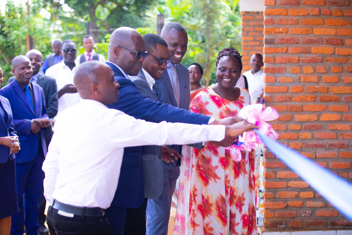 adeprrwanda's tweet image. Uyu munsi Umushumba Mukuru Wungirije w'Itorero #ADEPR Rev. R. Eugène arikumwe n'Umuyobozi wa @FieldsofLife ku rwego rw'Afurika y'Iburasirazuba bafunguye ku mugaragaro amacumbi y'abarimu yubatswe kuri EP Ruhimbi @RusiziDistrict n'Itorero ADEPR ku bufatanye na Fields of Life 1/2