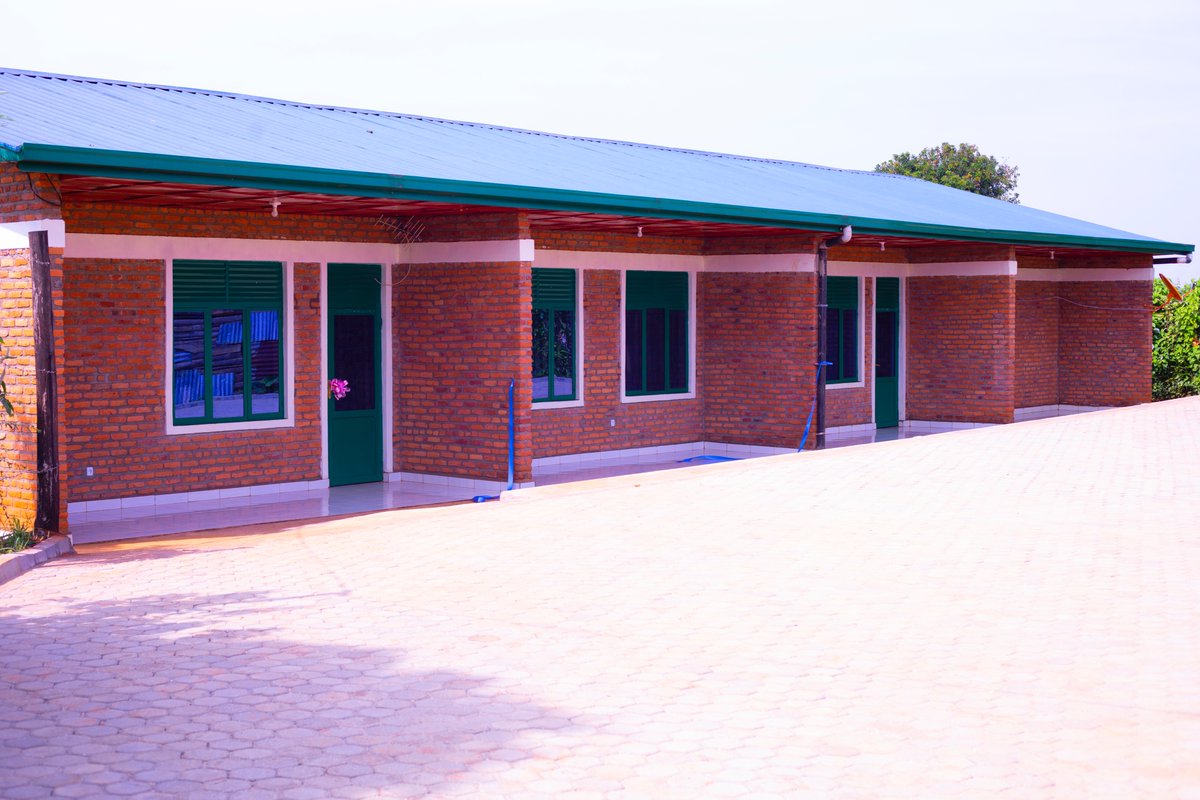 adeprrwanda's tweet image. Uyu munsi Umushumba Mukuru Wungirije w'Itorero #ADEPR Rev. R. Eugène arikumwe n'Umuyobozi wa @FieldsofLife ku rwego rw'Afurika y'Iburasirazuba bafunguye ku mugaragaro amacumbi y'abarimu yubatswe kuri EP Ruhimbi @RusiziDistrict n'Itorero ADEPR ku bufatanye na Fields of Life 1/2