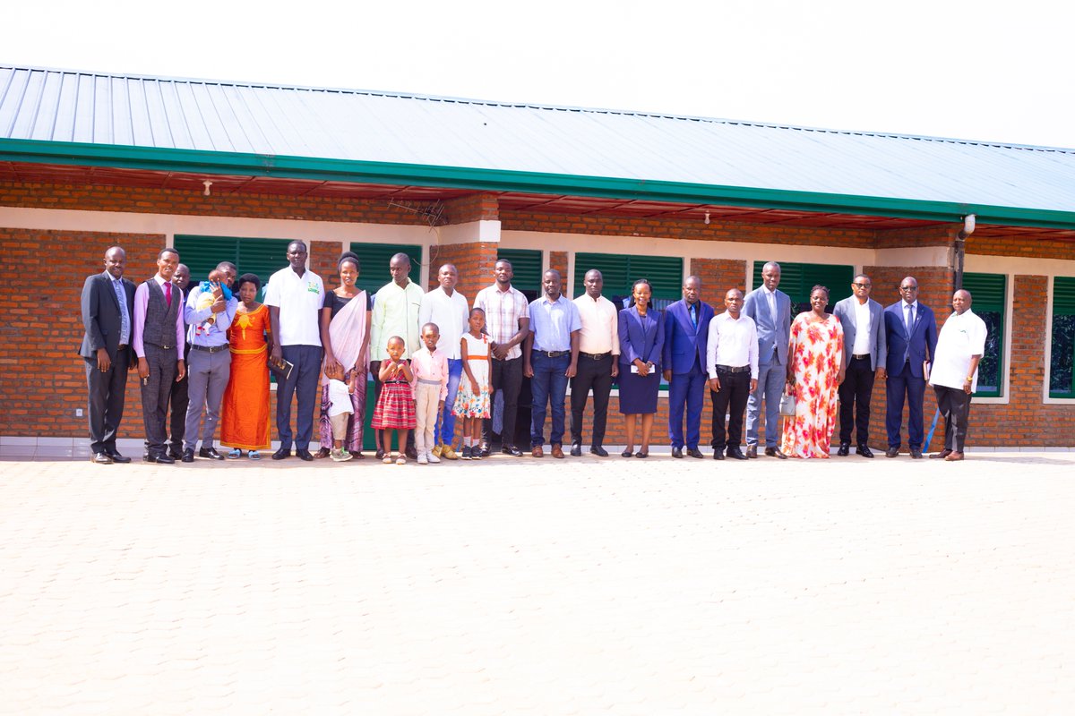 adeprrwanda's tweet image. Uyu munsi Umushumba Mukuru Wungirije w'Itorero #ADEPR Rev. R. Eugène arikumwe n'Umuyobozi wa @FieldsofLife ku rwego rw'Afurika y'Iburasirazuba bafunguye ku mugaragaro amacumbi y'abarimu yubatswe kuri EP Ruhimbi @RusiziDistrict n'Itorero ADEPR ku bufatanye na Fields of Life 1/2