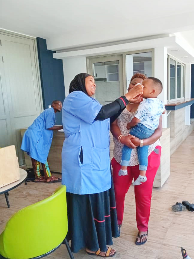 Nyarugenge's tweet photo. Tugeze ku munsi wa 3 w'icyumweru cyahariwe ubuzima bw'Umubyeyi n'Umwana muri #Nyarugenge:  uyu munsi twibanze ku bana bari mu ngo mbonezamikurire (ECDs) aho bakomeje gupimwa ibiro, bagahabwa ibinini bya Vitamini A, iby'inzoka n'ibindi. #MCHWeek https://t.co/PMU4ejWA7Z