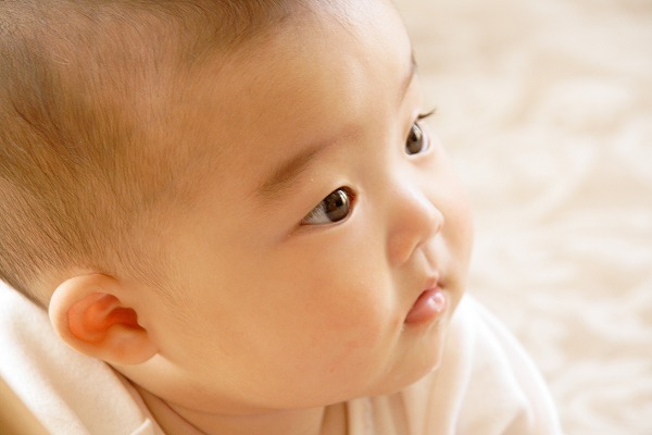 _596_'s tweet photo. １日１オモシロ論文じゃねえけど。
面白い教育論文あったから、お裾分け。

「生まれたばかりの赤ちゃんの脳の中で、
お母さんたちが1つの言語だけを使っている場合と、
2つ以上の言語を使っている場合とでは、
『どう脳波が異なってくるのか？』」

って論文。実は世界には、
2つ以上の言語を日常的に使っている人が
非常に多いにもかかわらず、

「バイリンガル」の過程で育つ赤ちゃんの
脳波についてはあまり調べられていませんでした。

あまりに世界的に一般過ぎたのか、
詳しく調べられないままでしたが、
最近調べ始められた、その報告の１つが今論文です。

スペインのバルセロナで生まれた
１２９人の赤ちゃんが参加したデータです。

（続く１