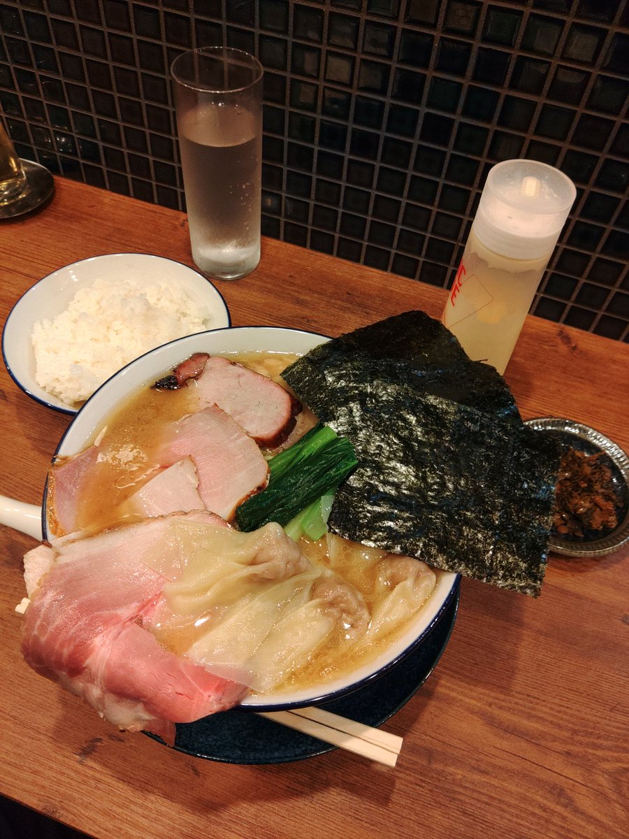 DAIWA_OSPjr's tweet photo. ✨蒼翔    東高円寺店✨
👏✨新店ｵｰﾌﾟﾝ🎉㊗️
5/16  12:20頃着丼
新店ｵｰﾌﾟﾝおめでとうございます‼️大将のﾀｸﾏさんにご挨拶と差入れを渡せました💦久々にﾀｸﾏさんと会えたぱたぱた依頼😂
・ﾜﾝﾀﾝﾁｬｰｼｭｰﾒﾝ🍜￥1500+大ライス￥300?
ｽｰﾌﾟもﾁｬｰｼｭｰもﾜﾝﾀﾝも全て上品🍜 https://t.co/7ymcGit9Lm