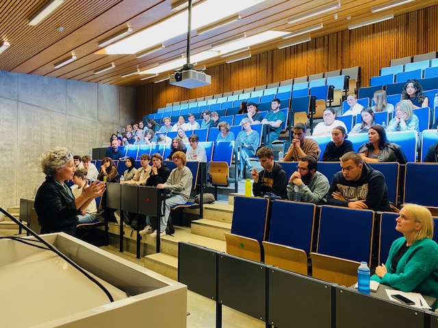 Op donderdag de toneelvoorstelling f e k t s j e k van Simone Milsdochter. Twee leerrijke en geslaagde activiteiten, bedankt aan alle sprekers! 👏👩‍🎓🧑‍🎓👨‍🎓🧐🤓🗣️📝