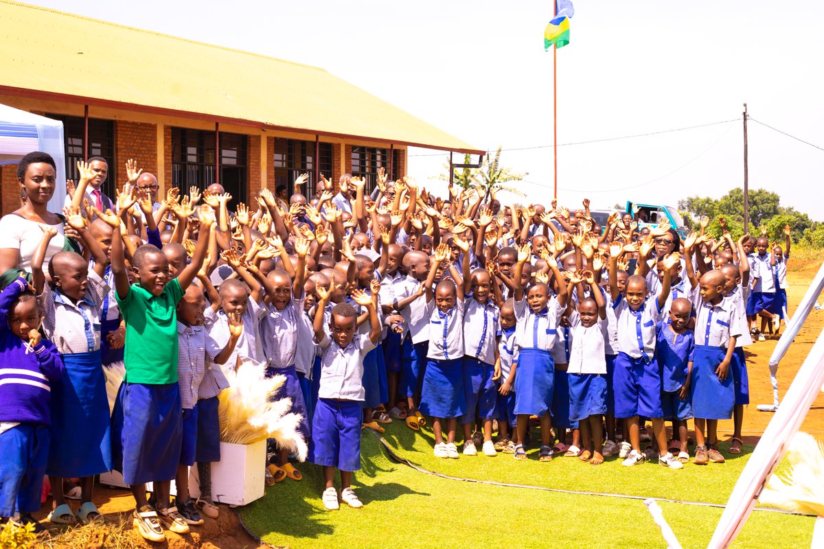 adeprrwanda's tweet image. Uyu munsi Umushumba Mukuru Wungirije w'Itorero #ADEPR Rev. R. Eugène arikumwe n'Umuyobozi wa @FieldsofLife ku rwego rw'Afurika y'Iburasirazuba bafunguye ku mugaragaro amacumbi y'abarimu yubatswe kuri EP Ruhimbi @RusiziDistrict n'Itorero ADEPR ku bufatanye na Fields of Life 1/2