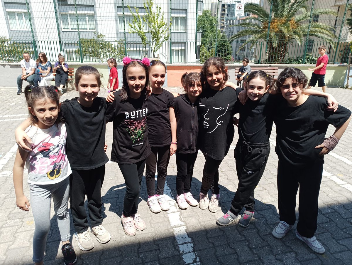MalcRahmiye's tweet photo. Çekişmeli Geçen Hentbol Müsabakalarındandan Fotoğraflar...🤾 https://t.co/bpEkTdne2o