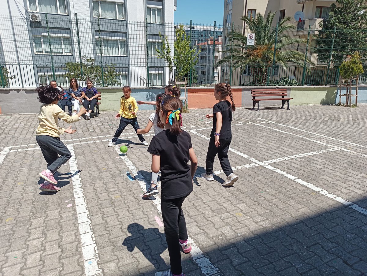 MalcRahmiye's tweet photo. Çekişmeli Geçen Hentbol Müsabakalarındandan Fotoğraflar...🤾 https://t.co/bpEkTdne2o