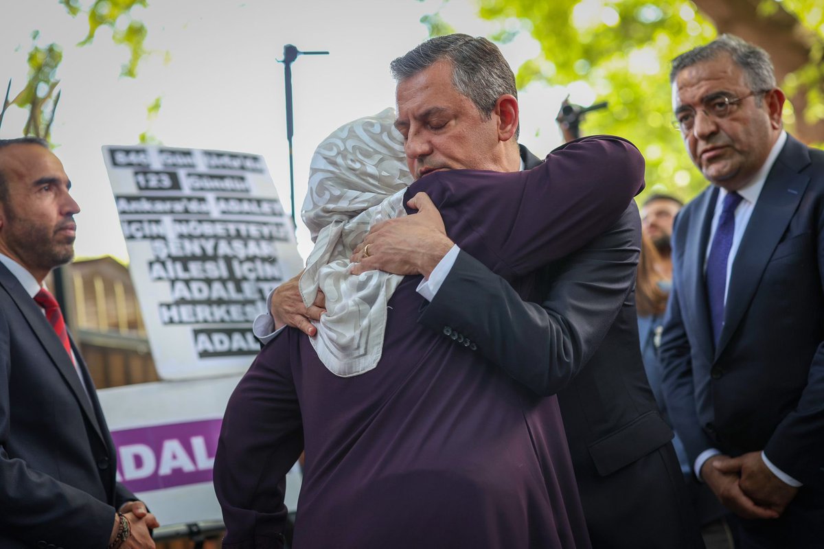 herkesicinCHP's tweet photo. Genel Başkanımız Özgür Özel, Adalet Bakanlığı önünde adalet nöbeti tutan Emine Şenyaşar’ı ziyaret etti. https://t.co/HumSzsrX3p