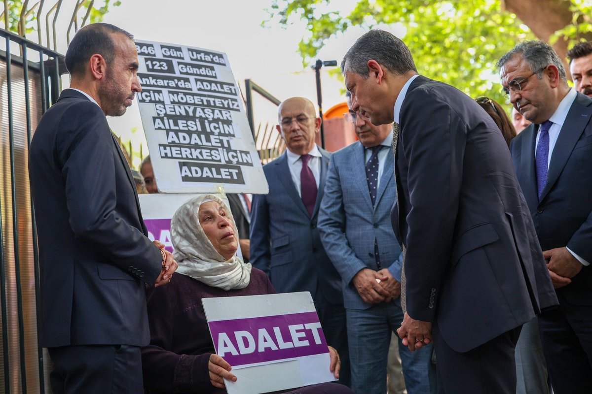 herkesicinCHP's tweet photo. Genel Başkanımız Özgür Özel, Adalet Bakanlığı önünde adalet nöbeti tutan Emine Şenyaşar’ı ziyaret etti. https://t.co/HumSzsrX3p