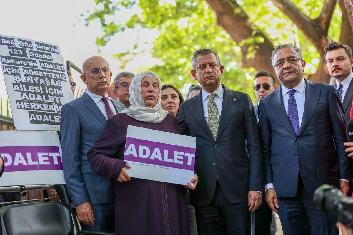 Genel Başkanımız Özgür Özel, Adalet Bakanlığı önünde adalet nöbeti tutan Emine Şenyaşar’ı ziyaret etti.
