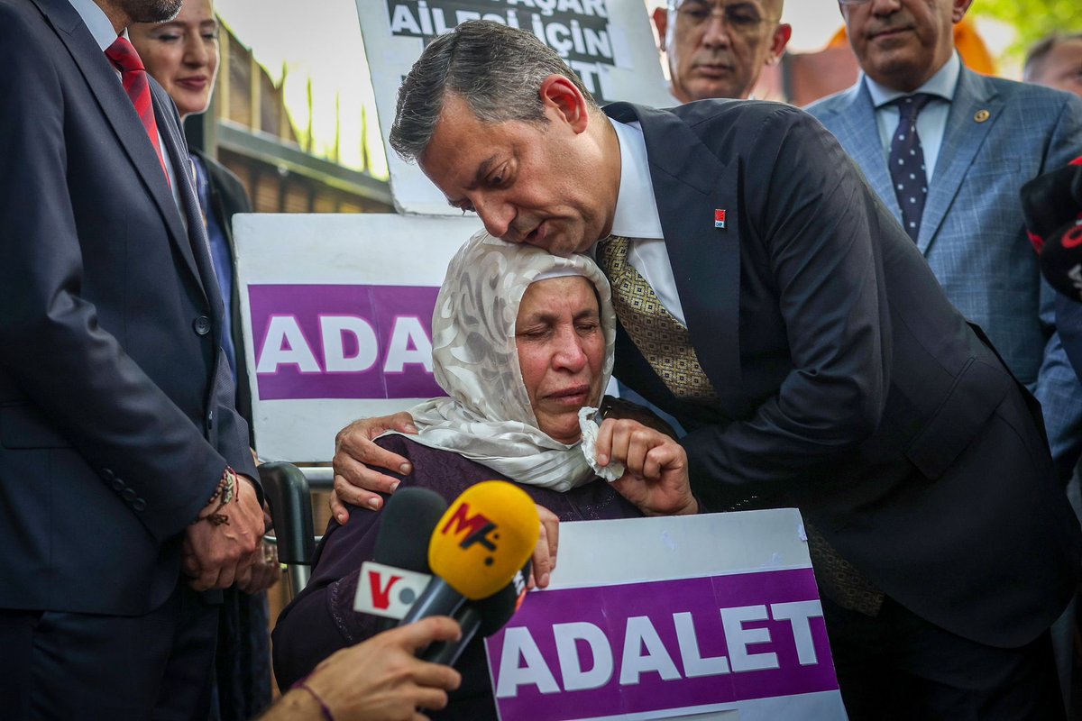 herkesicinCHP's tweet photo. Genel Başkanımız Özgür Özel, Adalet Bakanlığı önünde adalet nöbeti tutan Emine Şenyaşar’ı ziyaret etti. https://t.co/HumSzsrX3p