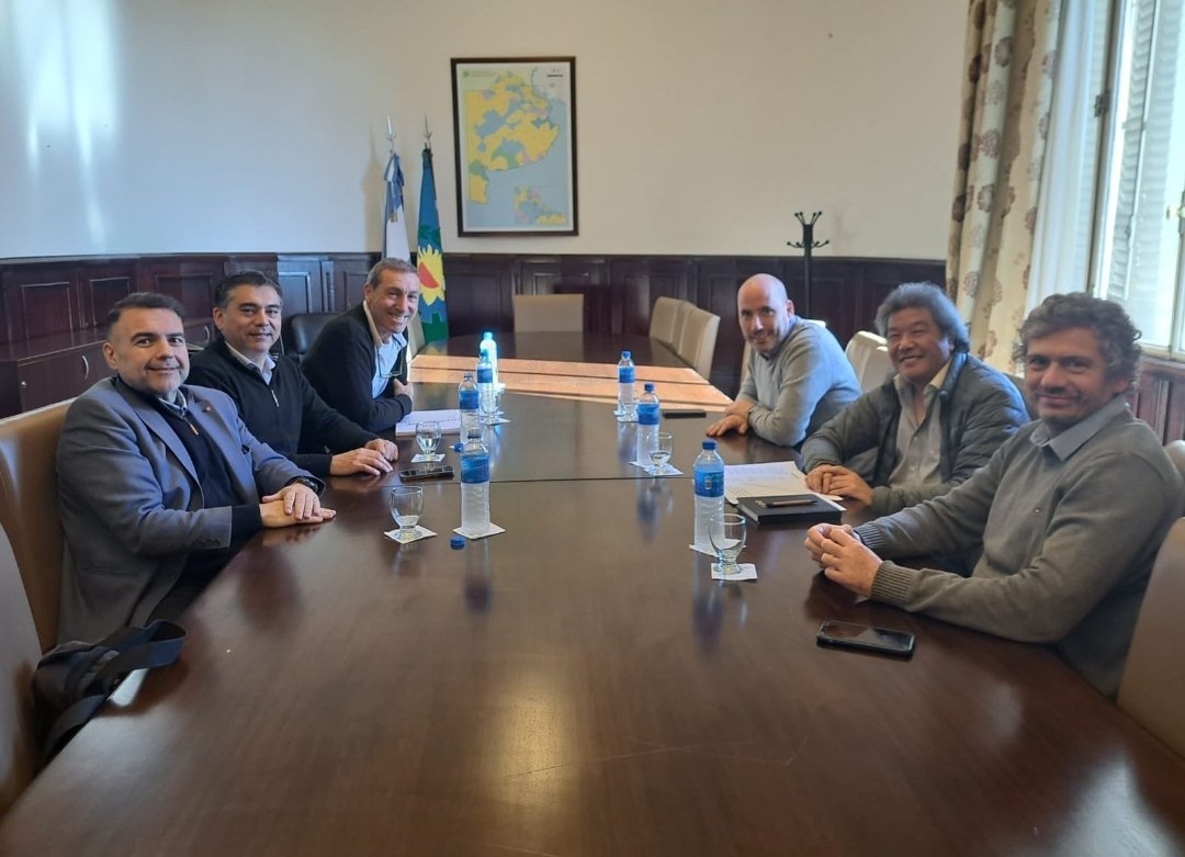 monapybsas's tweet photo. Nos reunimos con el senador provincial @chubyleguizamon y le planteamos los problemas que van a tener las pymes de la provincia de aprobarse el proyecto que busca multiplicar los costos acarreados en los despidos, imposibilitando la nueva contratación de empleados. https://t.co/xomJlfOYCC