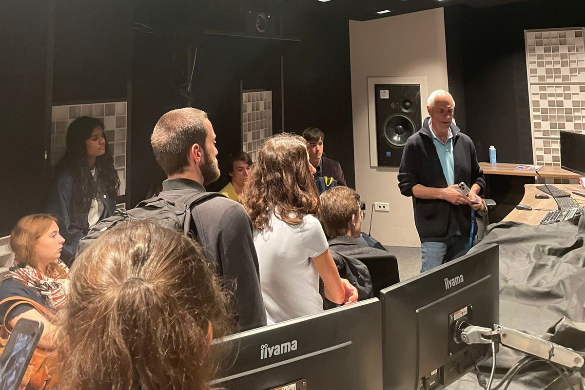 Académie de Versailles (@acversailles) on Twitter photo 📻Les élèves du Conseil académique de la Vie Lycéenne étaient invités à l'émission "Demain l'Europe" dédiée aux prochaines élections. Ils ont ensuite découvert les locaux de la Maison de la Radio et de la Musique.
Merci au groupe <a href="/radiofrance/">Radio France</a> pour cette expérience ! 📻Les élèves du Conseil académique de la Vie Lycéenne étaient invités à l'émission "Demain l'Europe" dédiée aux prochaines élections. Ils ont ensuite découvert les locaux de la Maison de la Radio et de la Musique.
Merci au groupe <a href="/radiofrance/">Radio France</a> pour cette expérience !