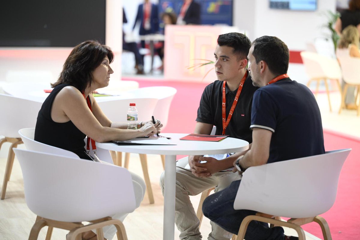 SILBarcelona's tweet photo. En el #SIL2024 nos encanta los #networkings que se generan, ya que es una oportunidad perfecta para compartir experiencias y conocimientos con compañeros del sector que tanto nos apasiona: la #logística. 😍 https://t.co/UZemtdE56e