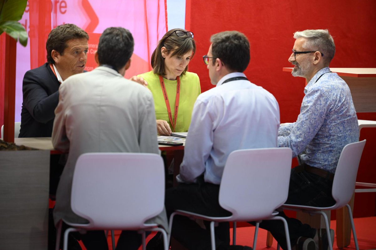 SILBarcelona's tweet photo. En el #SIL2024 nos encanta los #networkings que se generan, ya que es una oportunidad perfecta para compartir experiencias y conocimientos con compañeros del sector que tanto nos apasiona: la #logística. 😍 https://t.co/UZemtdE56e
