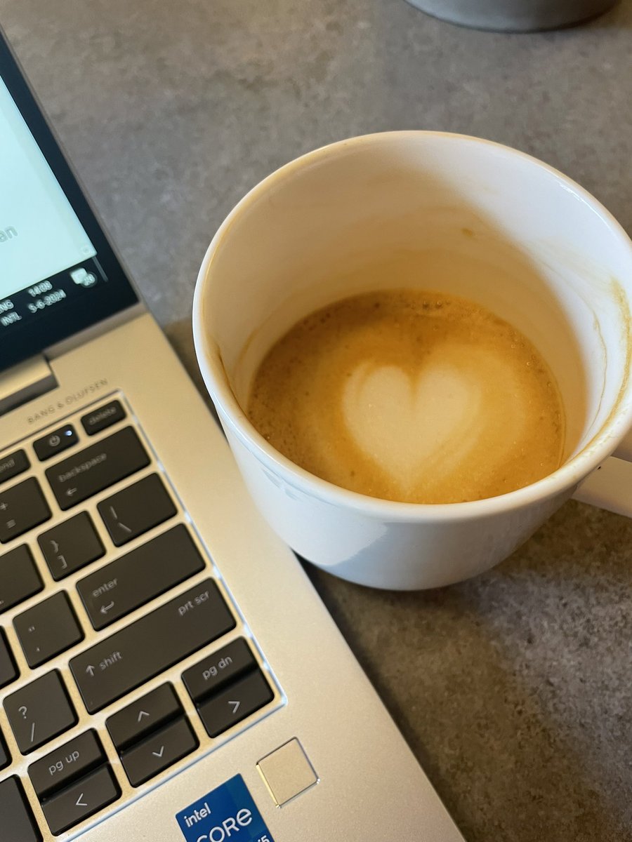 Sta al drie uur op station Gouda door de storing bij de #NS en nu wordt er omgeroepen dat we bij de kiosk een kopje koffie of thee kunnen halen. Aardig, maar ja, die koffie had ik twee uur geleden al gekocht. Nu hoop ik vooral op een trein … 
<a href="/NS_online/">NS online</a>