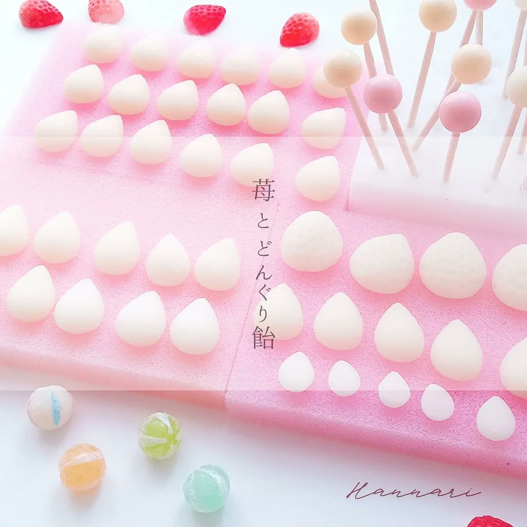 han_Flower08's tweet photo. 6月9日に開催するイベントに向けてパーツ制作中✨
苺とどんぐり飴。縦文字とフォントでちょっと雰囲気出してみたけど伝わるかなぁ🥰

茨城県つくば市にあるカフェ TABLEさんにて作品販売します♡楽しみだな〜😆 https://t.co/JzRxjEbhpI