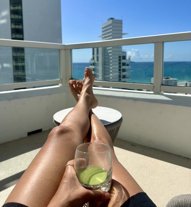 Matcha time 🔋 #feet https://t.co/pGXPIuzLho<a href="/tag/feet"class="tags">#feet</a>