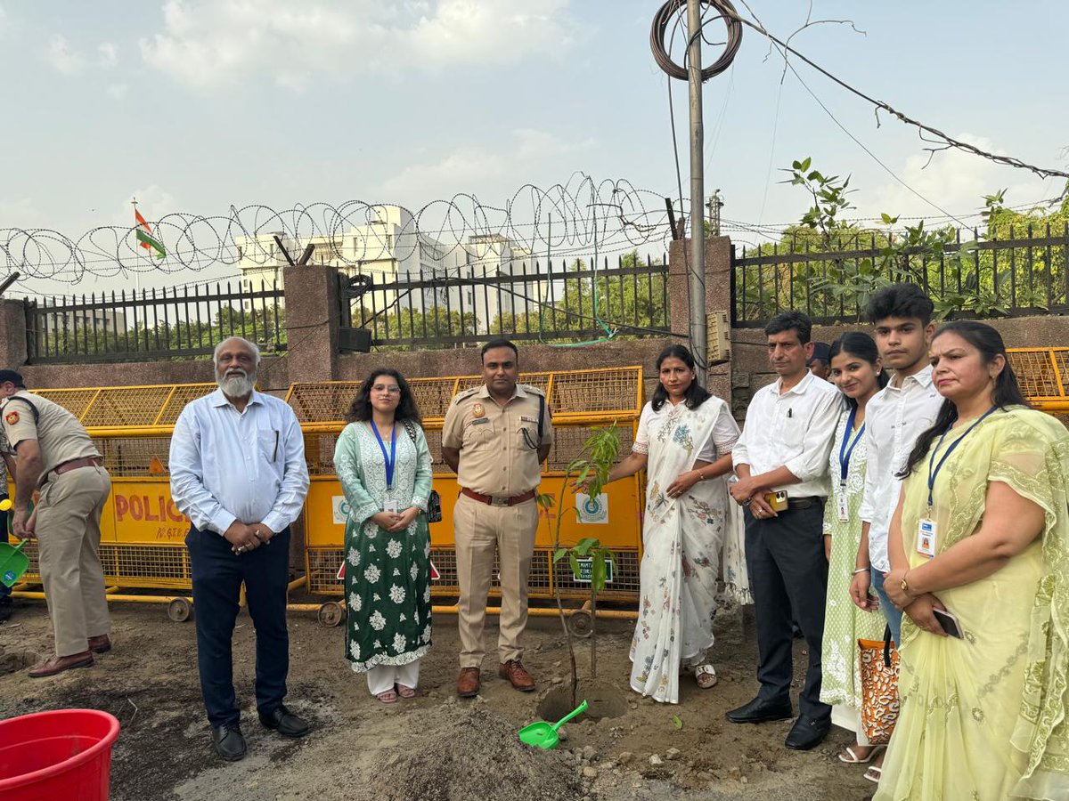 DCP_SHAHDARA's tweet image. &quot;300 SAPLINGS TAKE ROOT IN SHAHDARA DISTRICT ON #WORLDENVIRONMENTDAY! 🌱 
Students, Eyes &amp;amp; Ears Scheme members &amp;amp; JCL enthusiastically participated alongside our dedicated police team for a greener tomorrow. Together, we sow the seeds of a sustainable future.