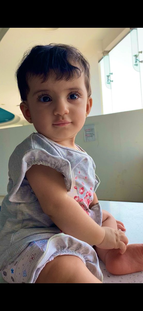 عيناك في الكون أحلامي وآياتي
فكيف أكتمُ ياحسناءُ آهاتي
لقد رأيت جمالاً بات يأسرني
فاختاركِ القلبُ يا أحلى الجميلاتِ