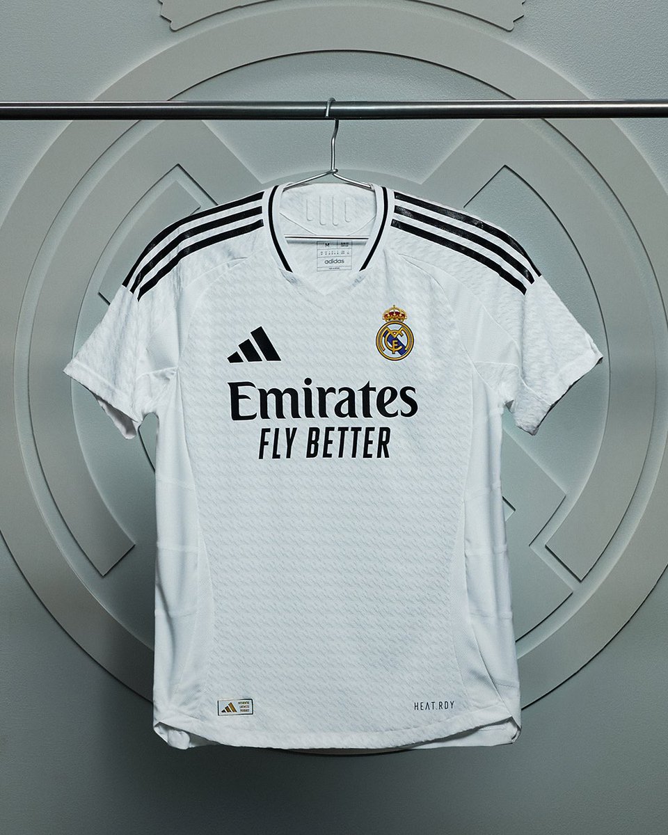 InvictosSomos's tweet photo. Con ustedes, la nueva camiseta de local del Real Madrid. Diseño minimalista, simple y limpio. La elegancia del club más grande del mundo. 𝗗𝗢𝗡𝗗𝗘 𝗡𝗔𝗖𝗘𝗡 𝗟𝗔𝗦 𝗟𝗘𝗬𝗘𝗡𝗗𝗔𝗦. https://t.co/dc21C2YVMo