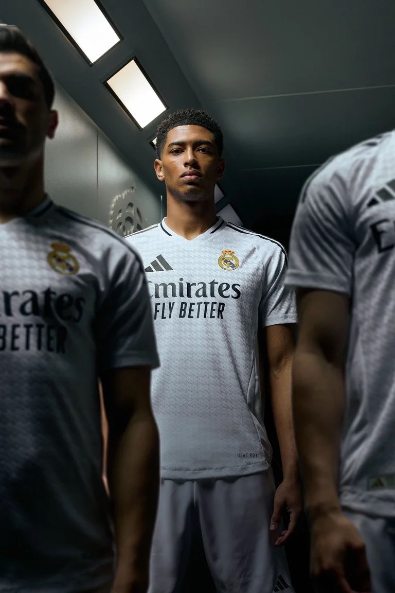 InvictosSomos's tweet photo. Con ustedes, la nueva camiseta de local del Real Madrid. Diseño minimalista, simple y limpio. La elegancia del club más grande del mundo. 𝗗𝗢𝗡𝗗𝗘 𝗡𝗔𝗖𝗘𝗡 𝗟𝗔𝗦 𝗟𝗘𝗬𝗘𝗡𝗗𝗔𝗦. https://t.co/dc21C2YVMo