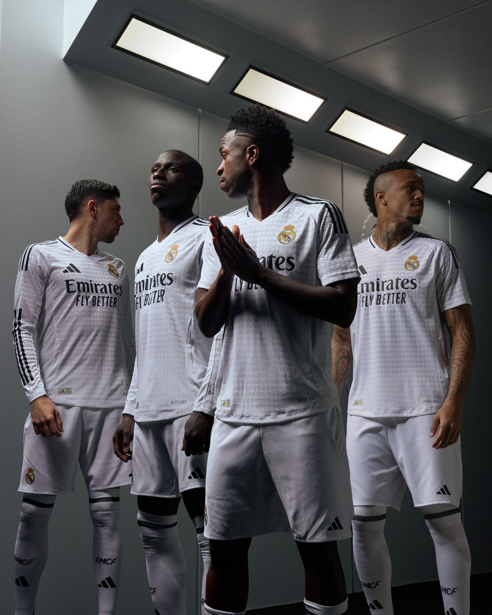 InvictosSomos's tweet photo. Con ustedes, la nueva camiseta de local del Real Madrid. Diseño minimalista, simple y limpio. La elegancia del club más grande del mundo. 𝗗𝗢𝗡𝗗𝗘 𝗡𝗔𝗖𝗘𝗡 𝗟𝗔𝗦 𝗟𝗘𝗬𝗘𝗡𝗗𝗔𝗦. https://t.co/dc21C2YVMo