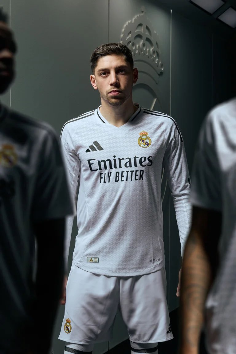 InvictosSomos's tweet photo. Con ustedes, la nueva camiseta de local del Real Madrid. Diseño minimalista, simple y limpio. La elegancia del club más grande del mundo. 𝗗𝗢𝗡𝗗𝗘 𝗡𝗔𝗖𝗘𝗡 𝗟𝗔𝗦 𝗟𝗘𝗬𝗘𝗡𝗗𝗔𝗦. https://t.co/dc21C2YVMo